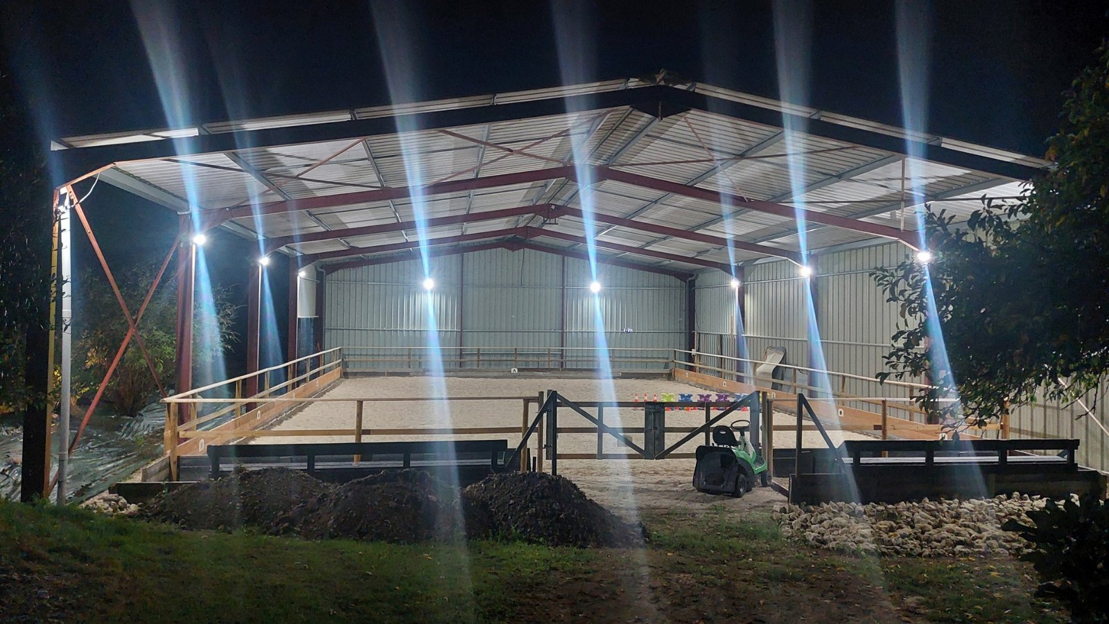 Manège couvert et éclairé la nuit