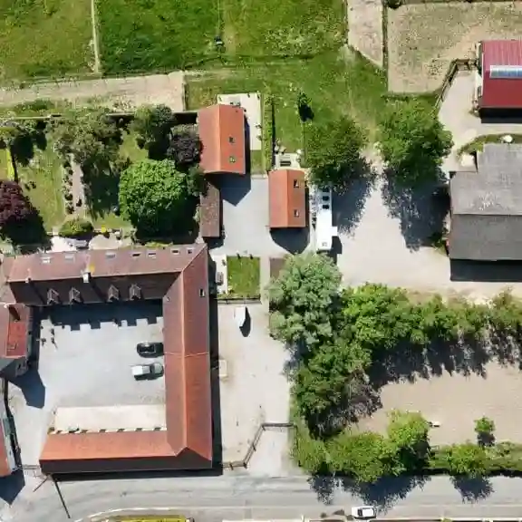 Vue aérienne des écuries et des paddocks en herbe