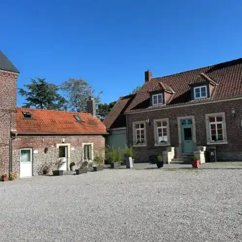 Vue sur le gîte donnant sur une cour en gravier