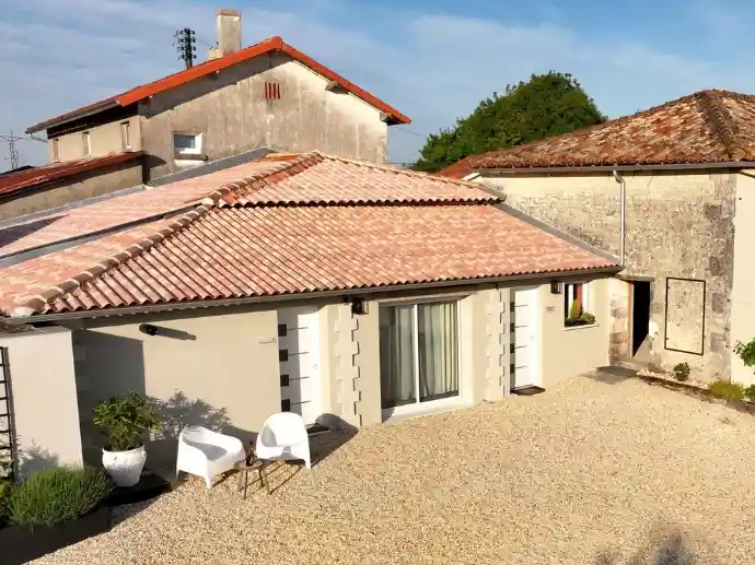 Gîte rénové avec cour en graviers.