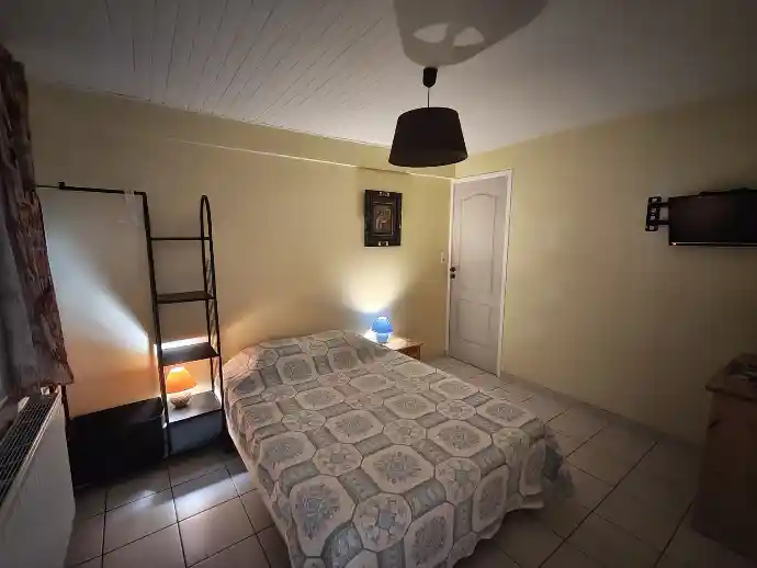 Chambre avec lit double dans la maison d'hôtes