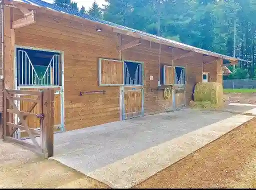 3 boxes en bois donnant sur la cour.