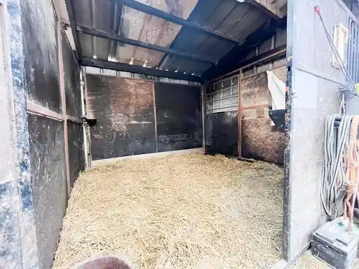 Boxe pour cheval en paille