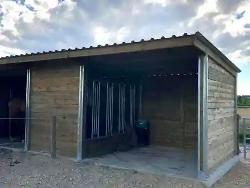 Abris de paddock en bois