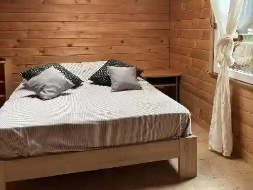 Chambre avec lit double dans le logement.