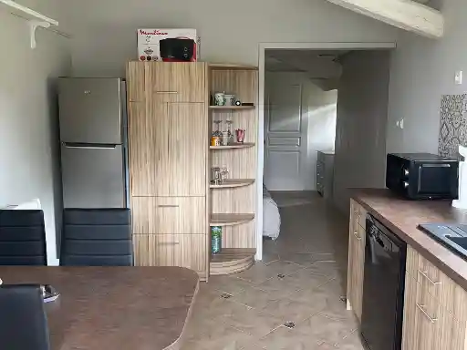 Cuisine du logement avec équipements.
