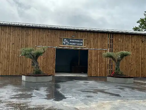 Vue sur l'entrée des écuries