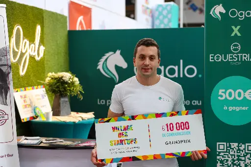 Johnatan Héraudet, fondateur d'Ogalo, lors de son prix au village des startups Hippolia à Équita Lyon 2024